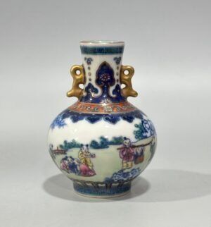 Qing Dynasty Qianlong blue and white double-eared vase