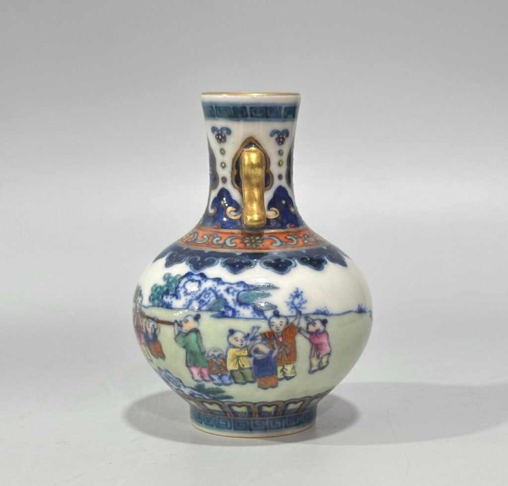 Qing Dynasty Qianlong blue and white double-eared vase