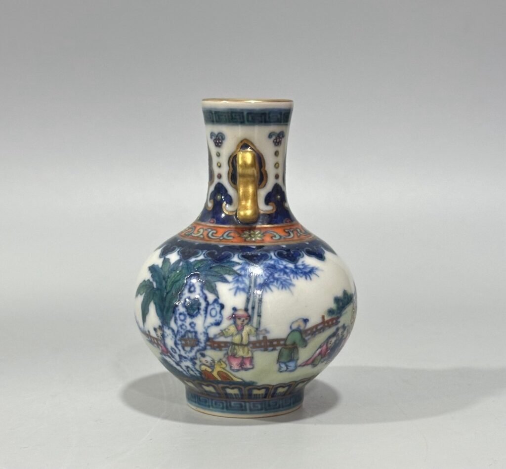 Qing Dynasty Qianlong blue and white double-eared vase