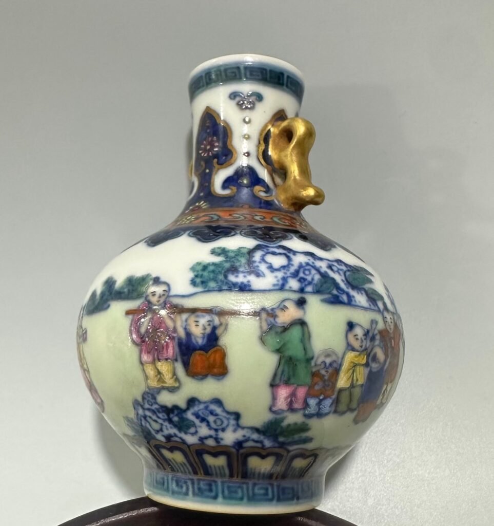 Qing Dynasty Qianlong blue and white double-eared vase