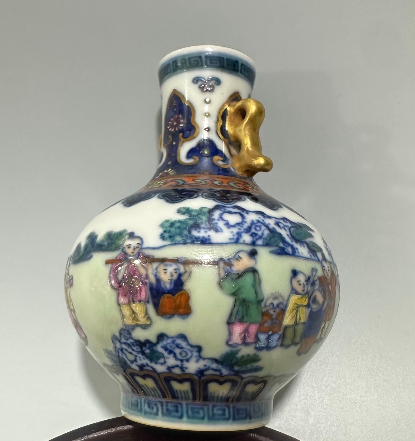 Qing Dynasty Qianlong blue and white double-eared vase