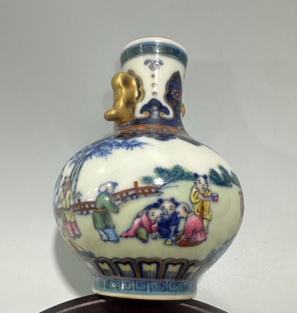 Qing Dynasty Qianlong blue and white double-eared vase