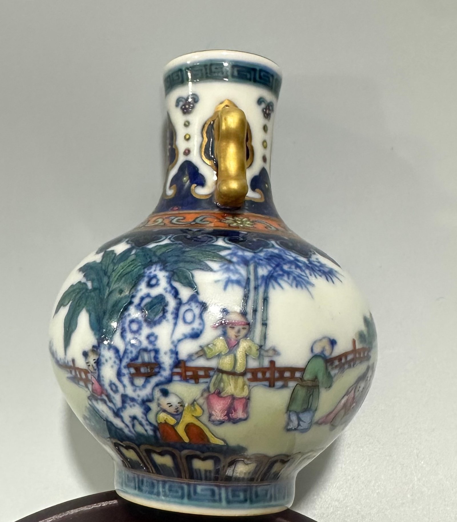 Qing Dynasty Qianlong blue and white double-eared vase