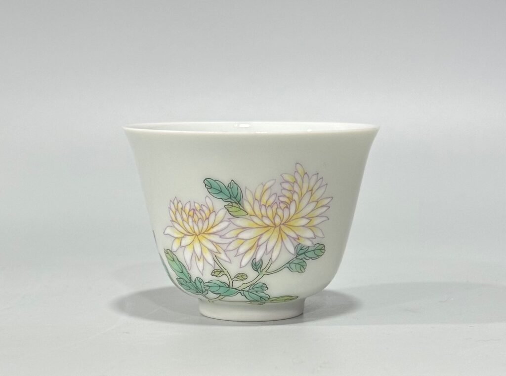 Qing Dynasty Yongzheng pastel chrysanthemum cup