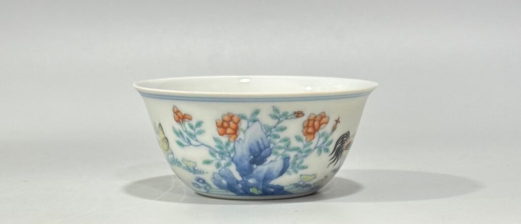 Qing Dynasty Yongzheng blue and white doucai cup