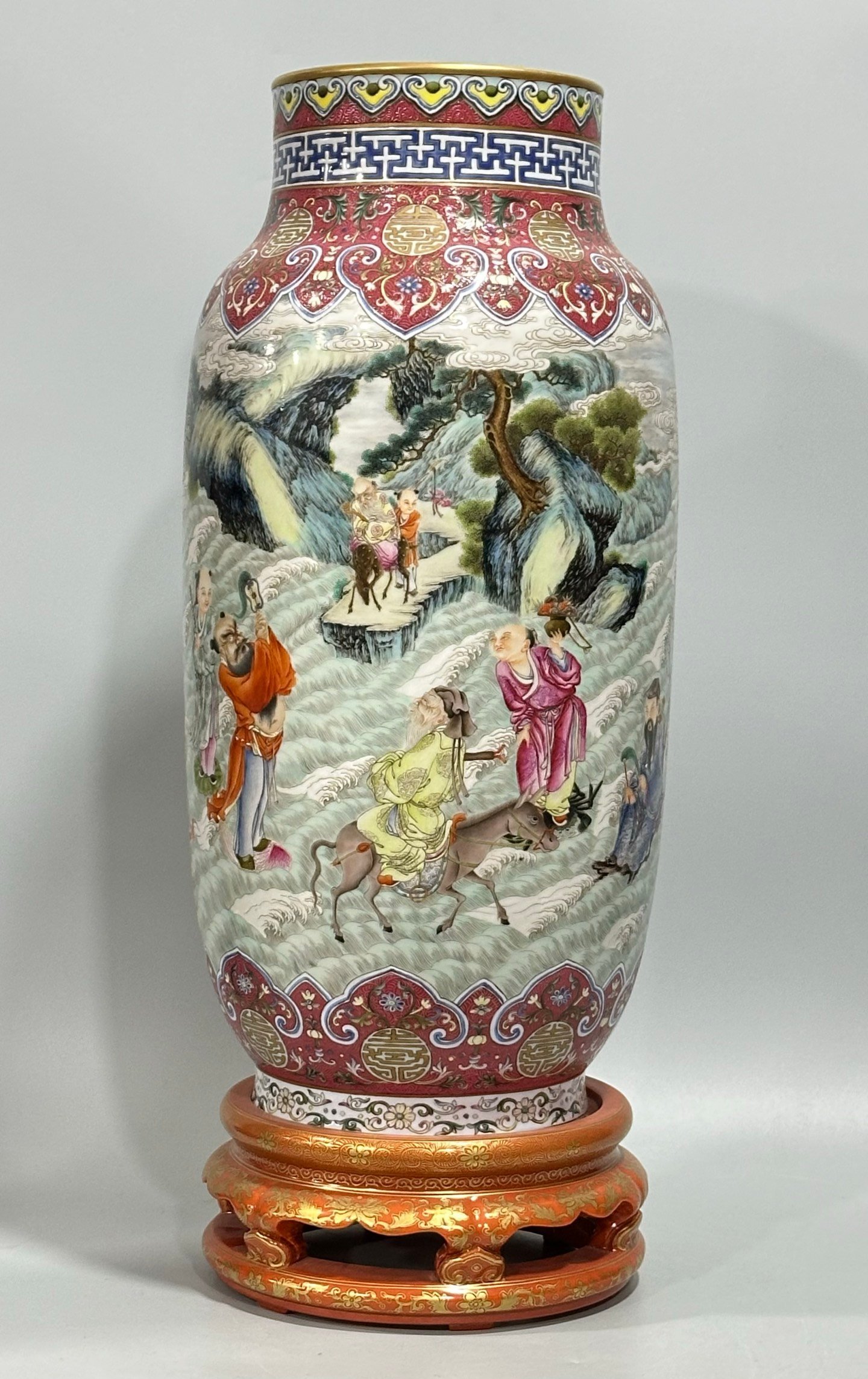 Qing Dynasty Yongzheng enamel vase with rouge tracks on top and bottom depicting gold