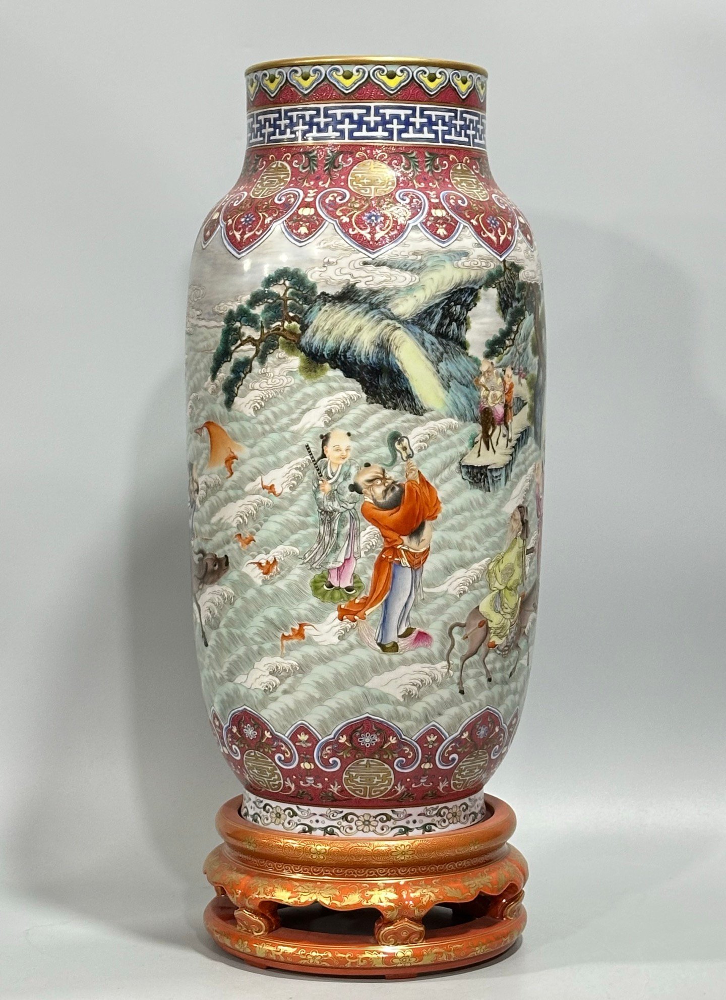 Qing Dynasty Yongzheng enamel vase with rouge tracks on top and bottom depicting gold