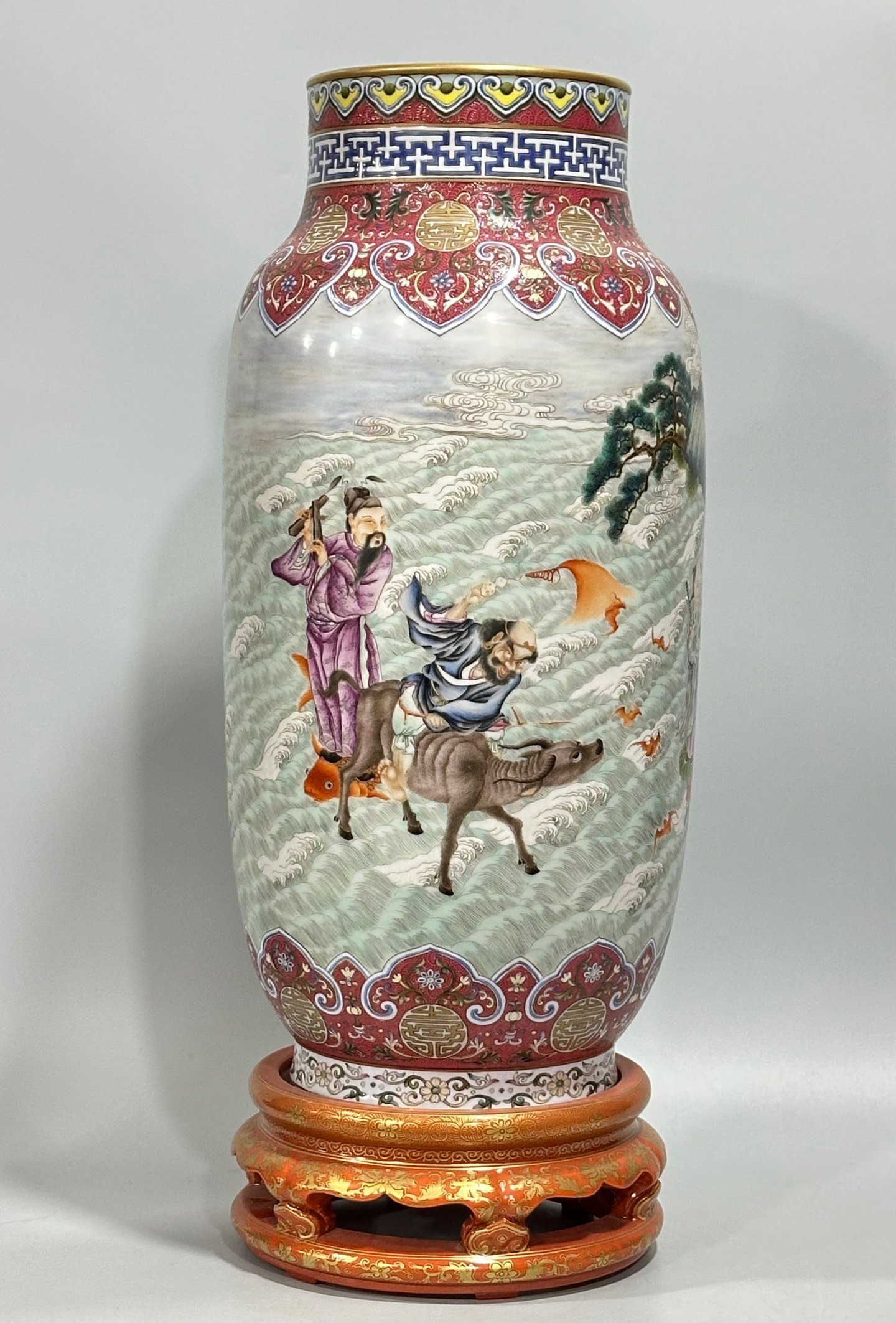 Qing Dynasty Yongzheng enamel vase with rouge tracks on top and bottom depicting gold