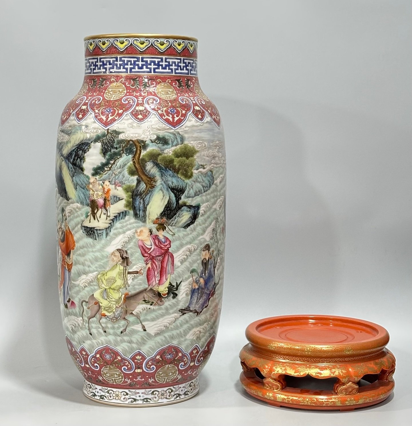 Qing Dynasty Yongzheng enamel vase with rouge tracks on top and bottom depicting gold