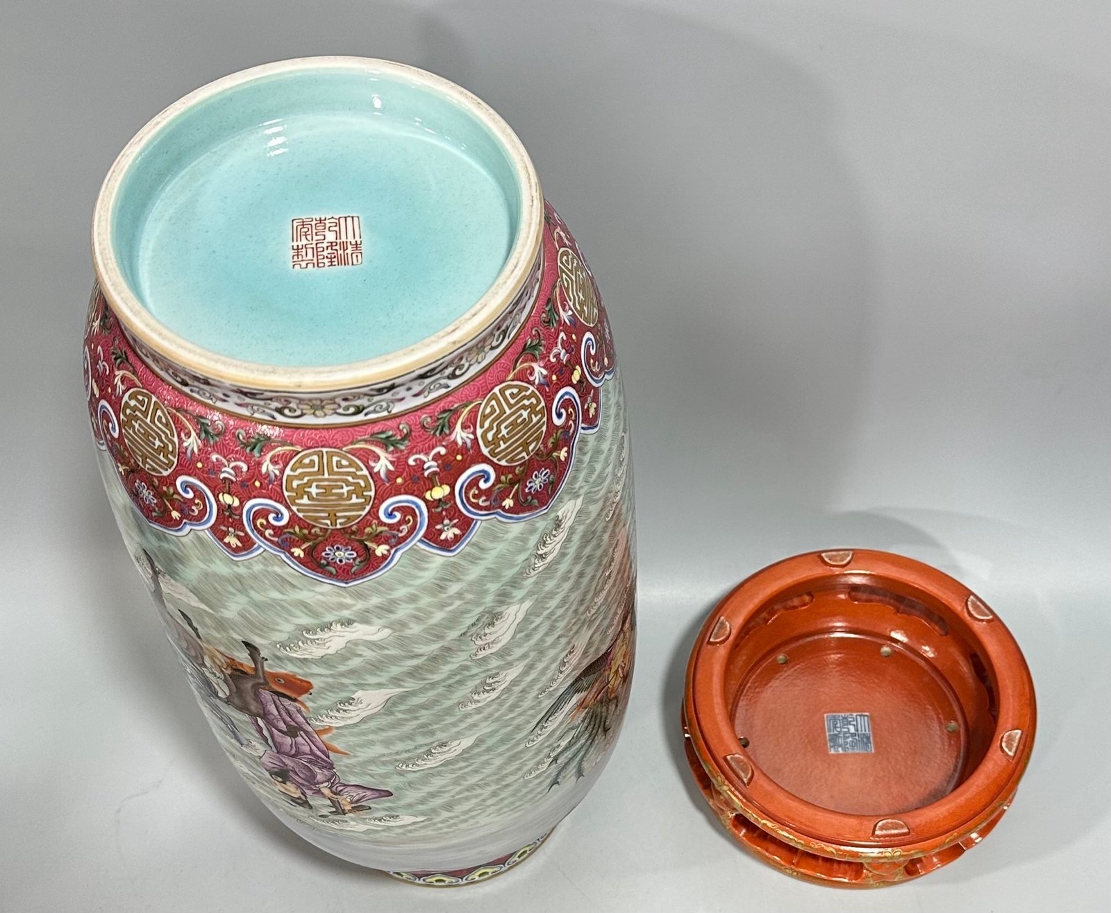 Qing Dynasty Yongzheng enamel vase with rouge tracks on top and bottom depicting gold