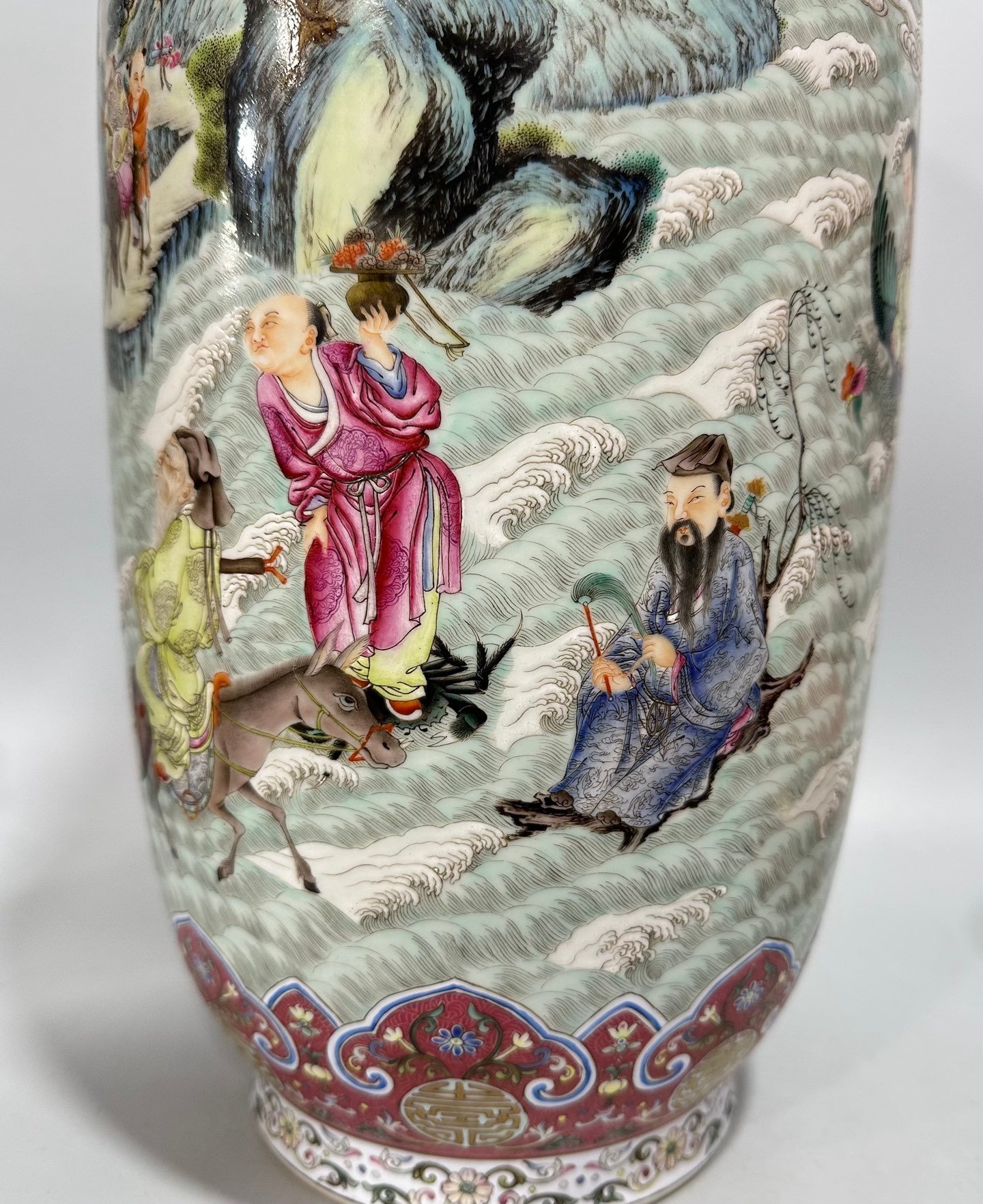 Qing Dynasty Yongzheng enamel vase with rouge tracks on top and bottom depicting gold