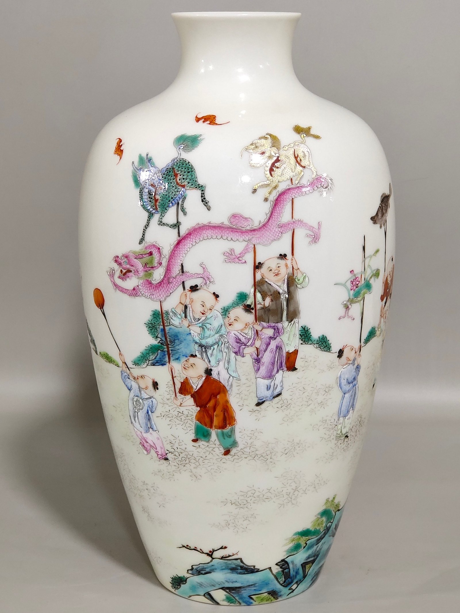 Qing Dynasty Hongxian year boy’s thin plum vase