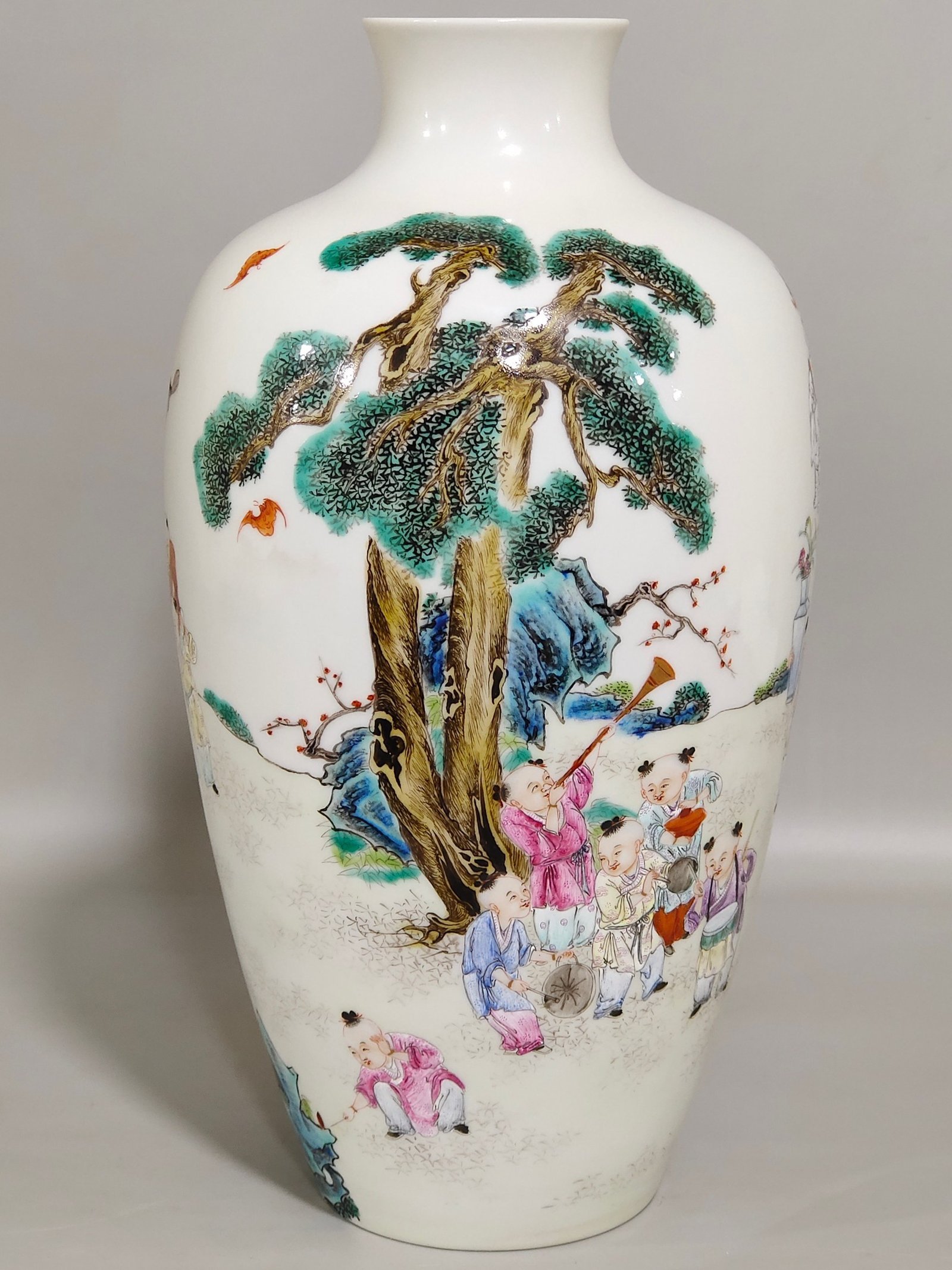 Qing Dynasty Hongxian year boy’s thin plum vase