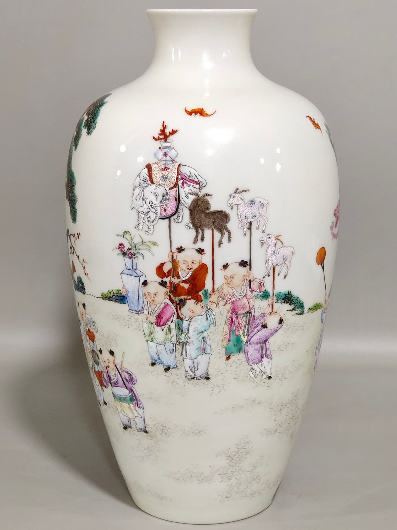 Qing Dynasty Hongxian year boy’s thin plum vase