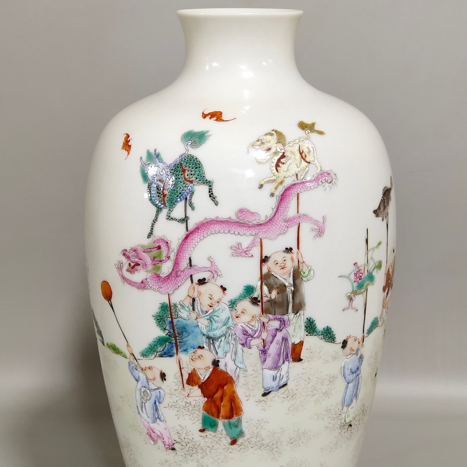 Qing Dynasty Hongxian year boy’s thin plum vase