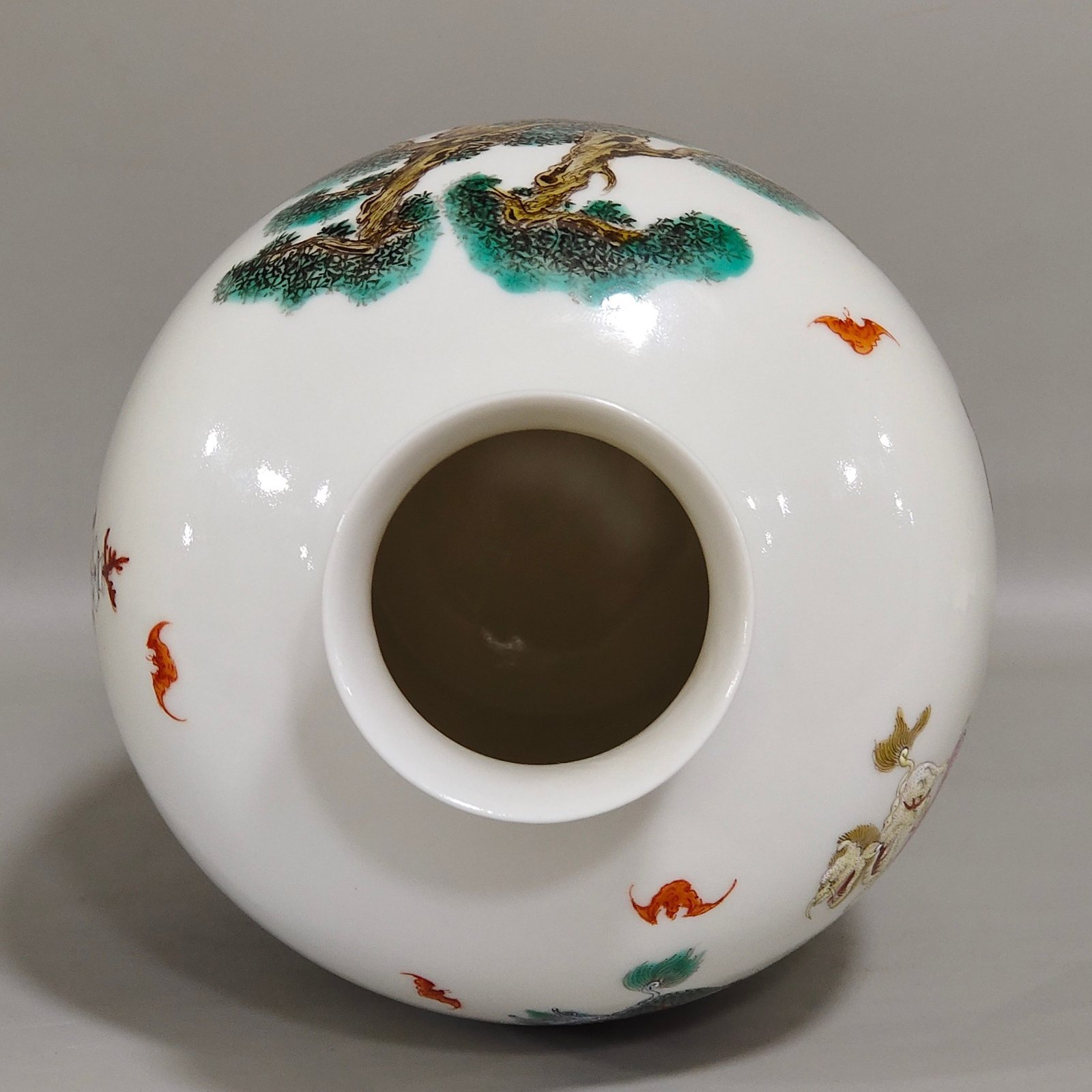 Qing Dynasty Hongxian year boy’s thin plum vase