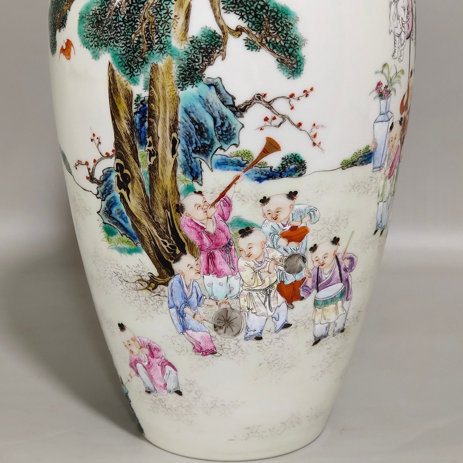 Qing Dynasty Hongxian year boy’s thin plum vase