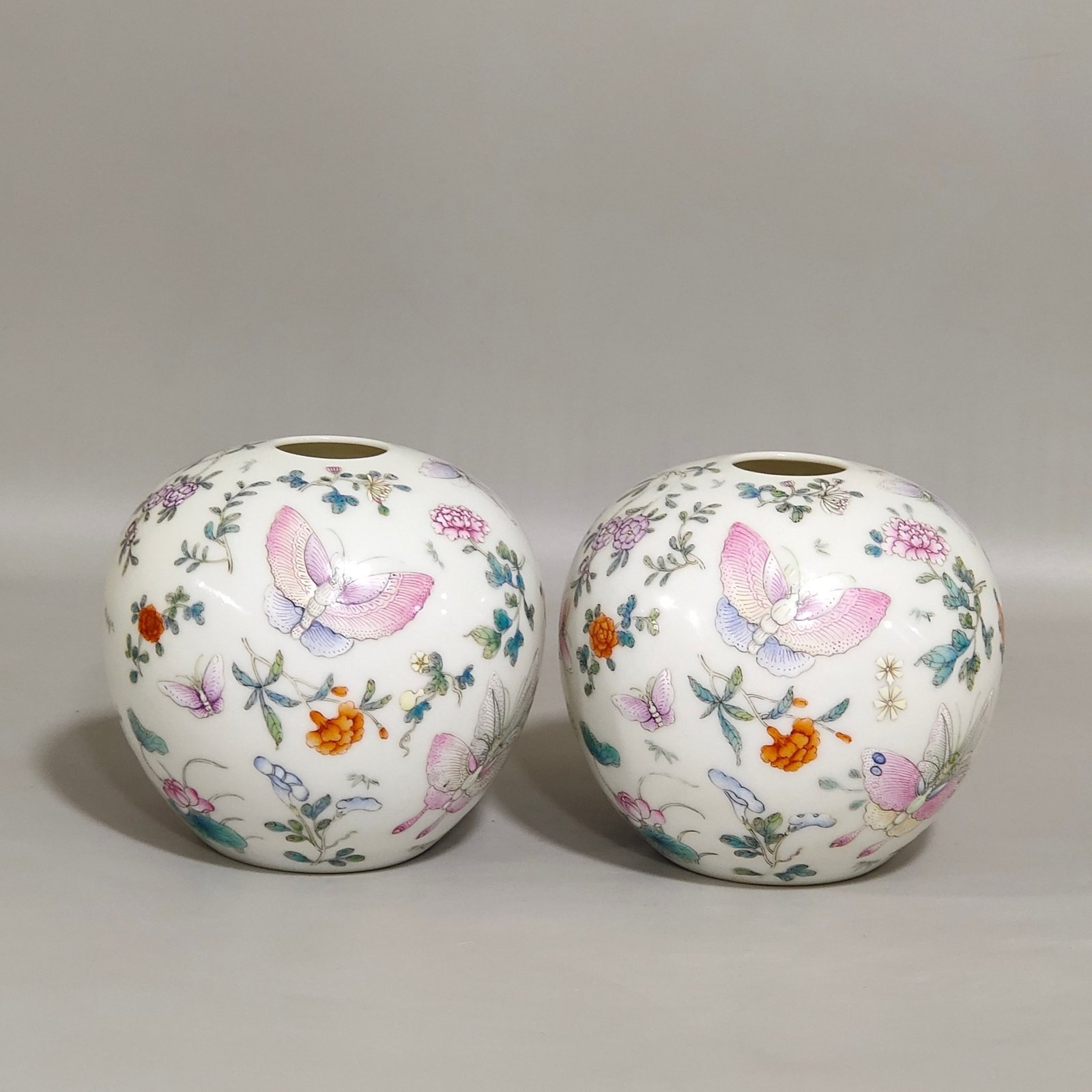 Qing Dynasty Hongxian butterfly-loving flower water bowl