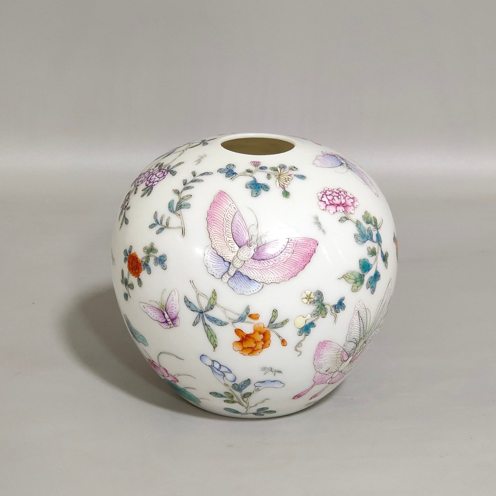 Qing Dynasty Hongxian butterfly-loving flower water bowl