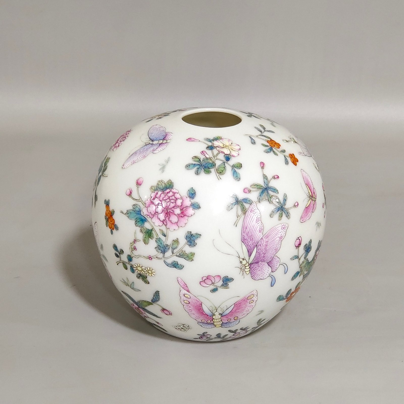 Qing Dynasty Hongxian butterfly-loving flower water bowl