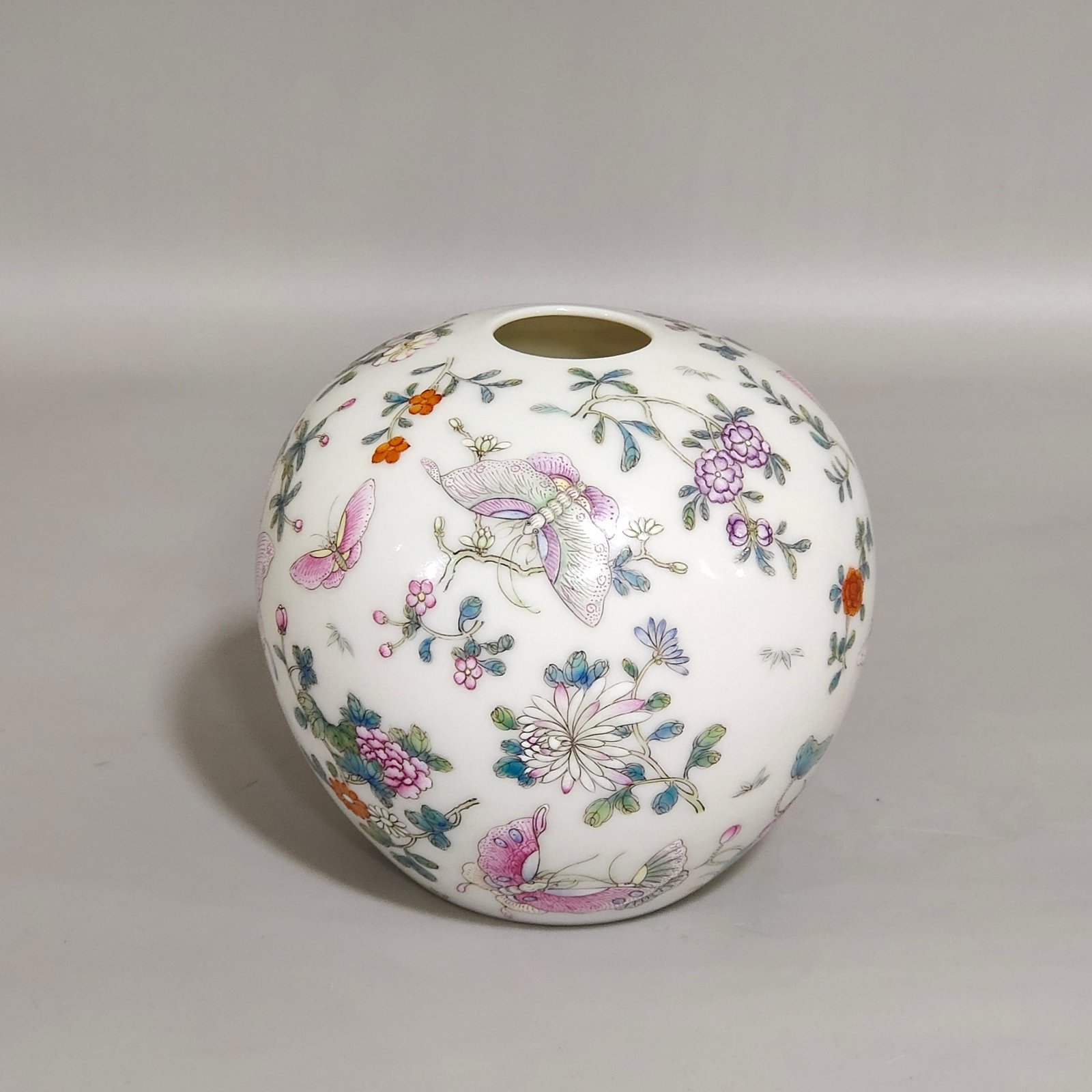Qing Dynasty Hongxian butterfly-loving flower water bowl