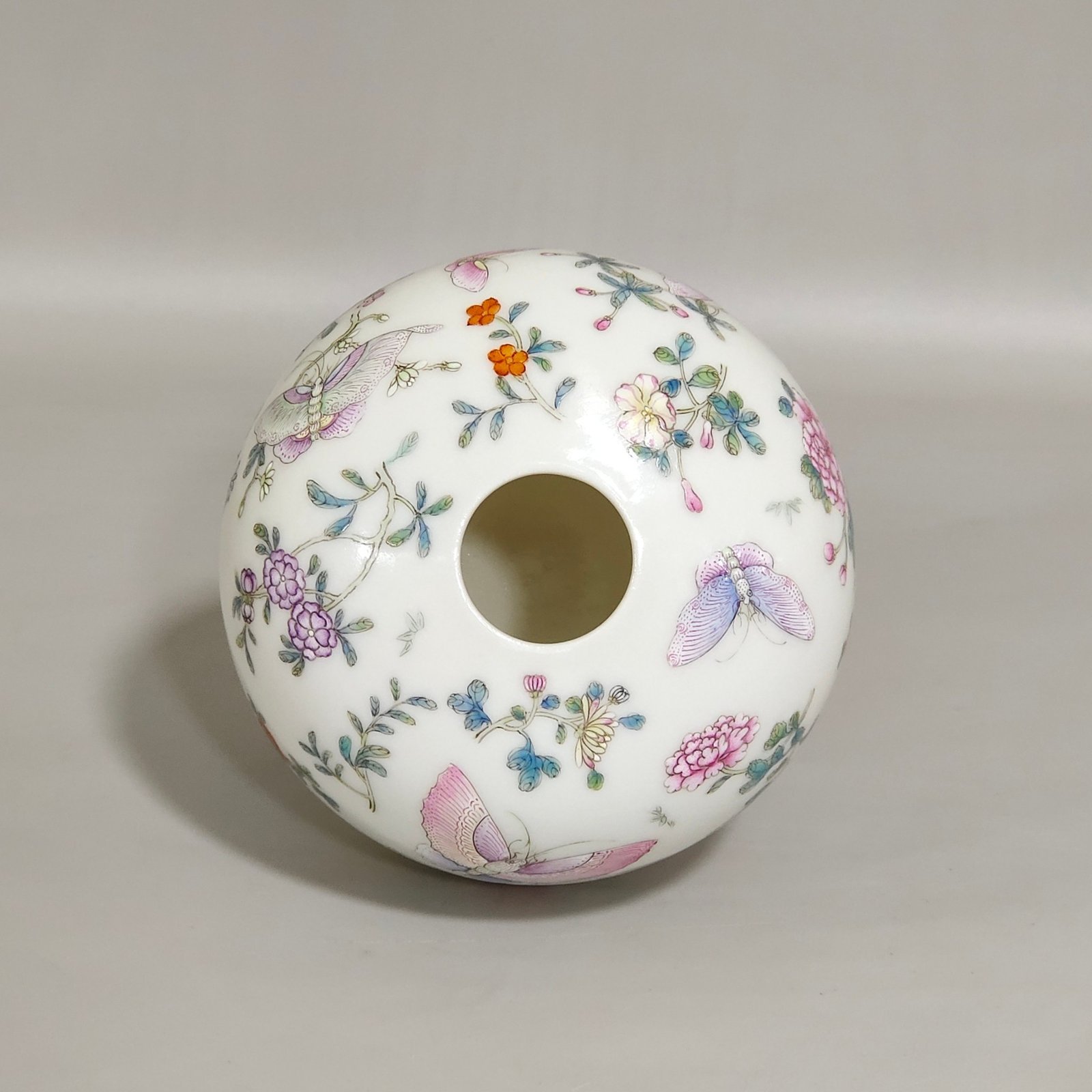 Qing Dynasty Hongxian butterfly-loving flower water bowl