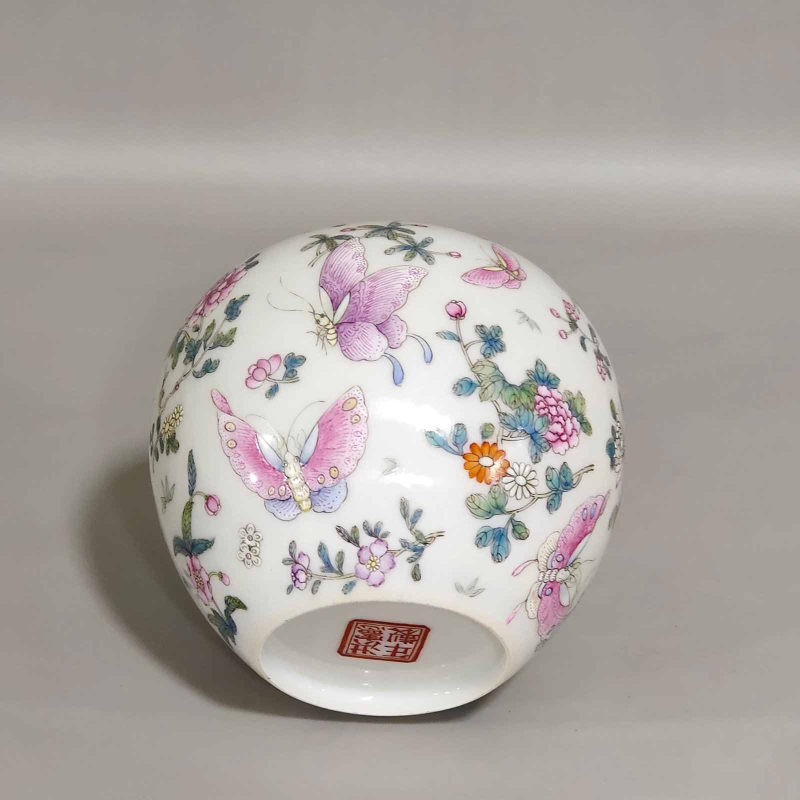 Qing Dynasty Hongxian butterfly-loving flower water bowl