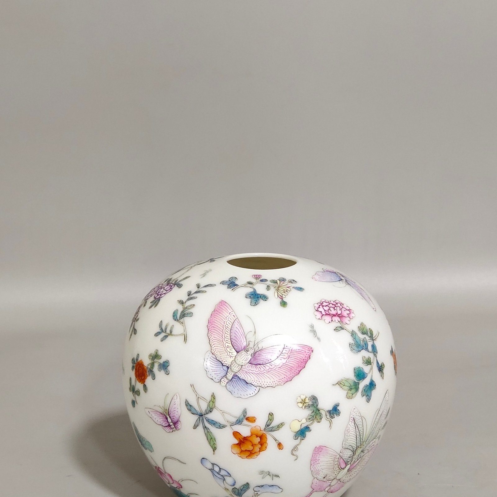 Qing Dynasty Hongxian butterfly-loving flower water bowl