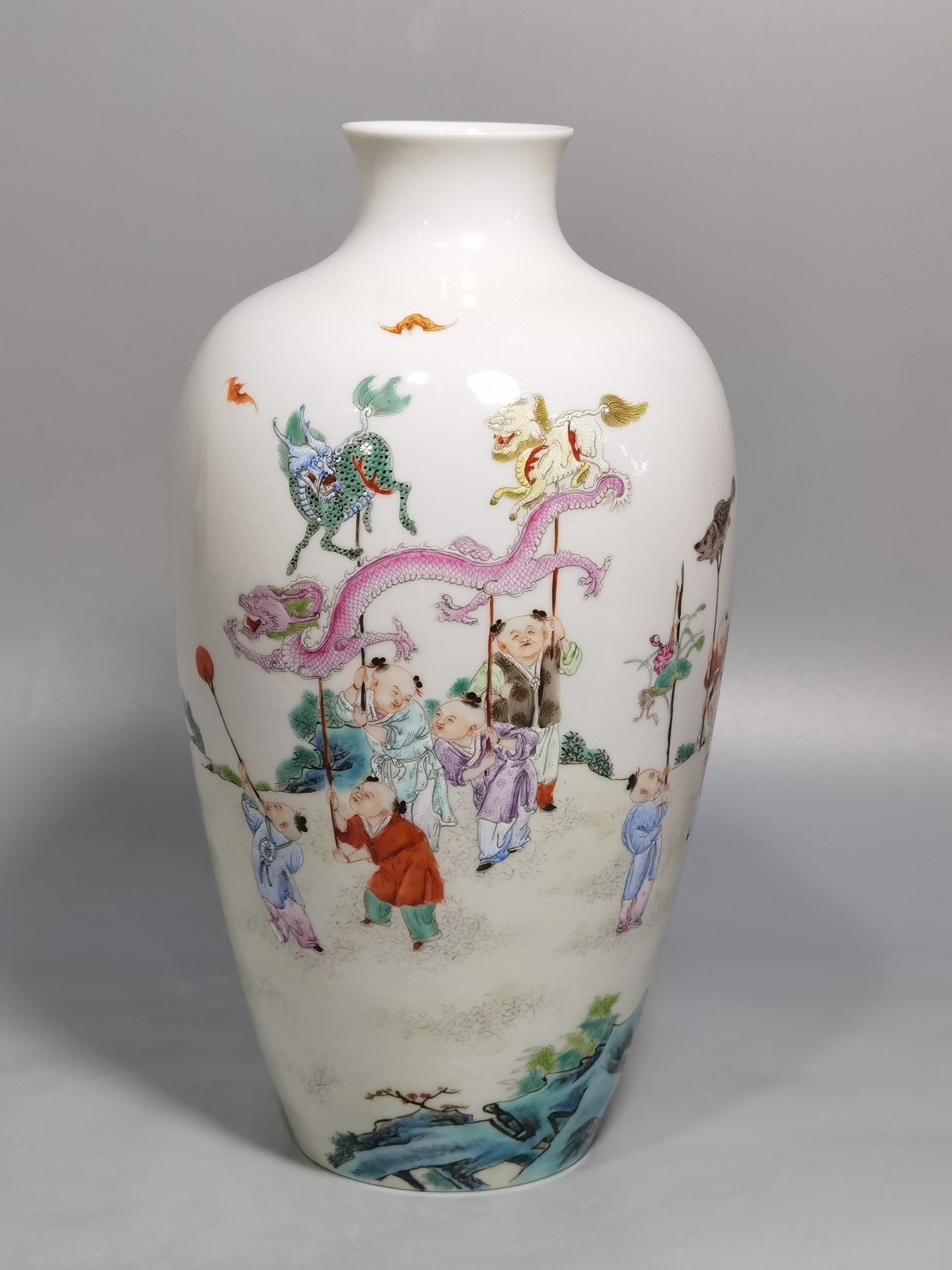 Qing Dynasty Hongxian year thin-bodied pastel-painted vase
