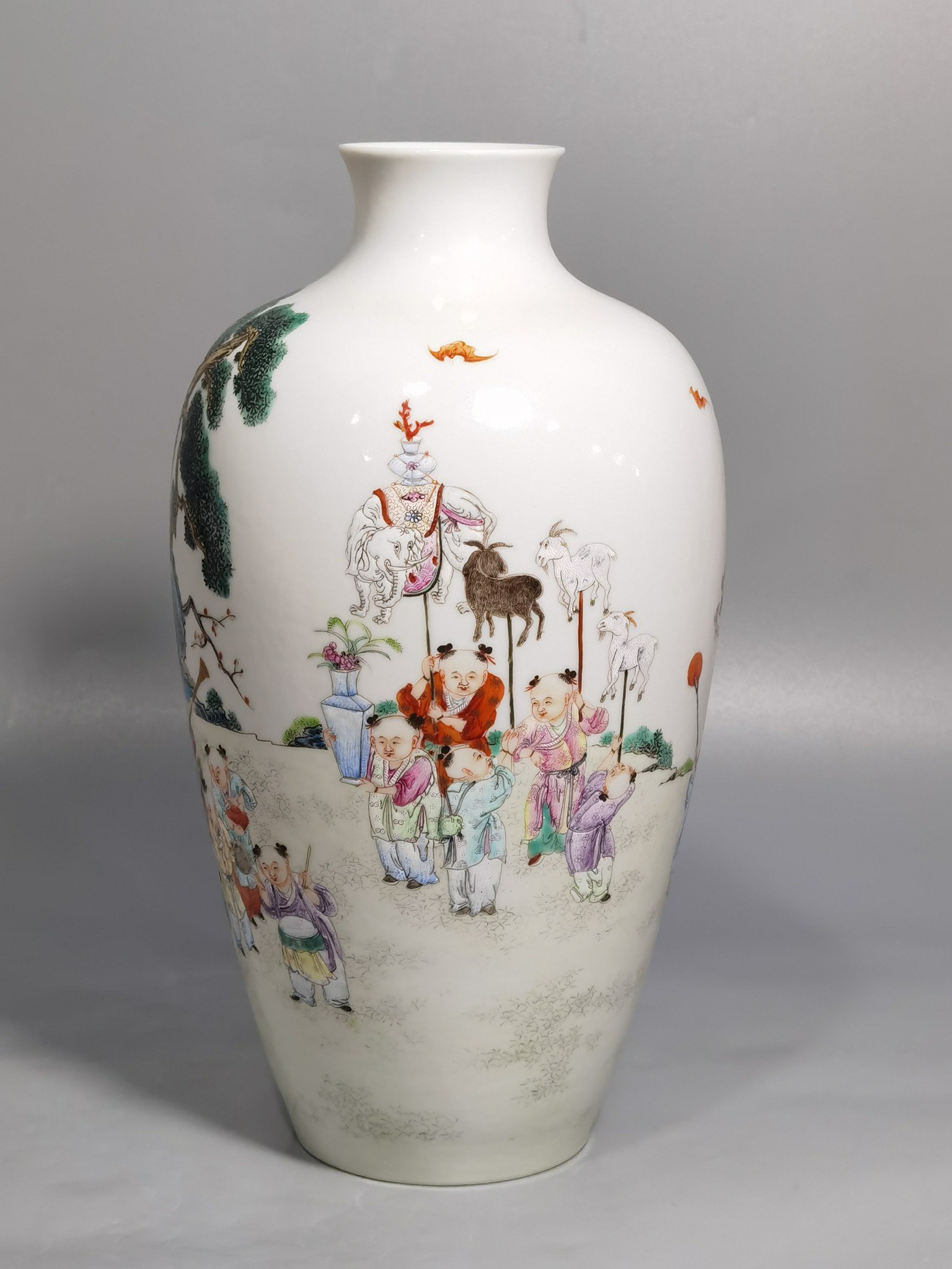 Qing Dynasty Hongxian year thin-bodied pastel-painted vase