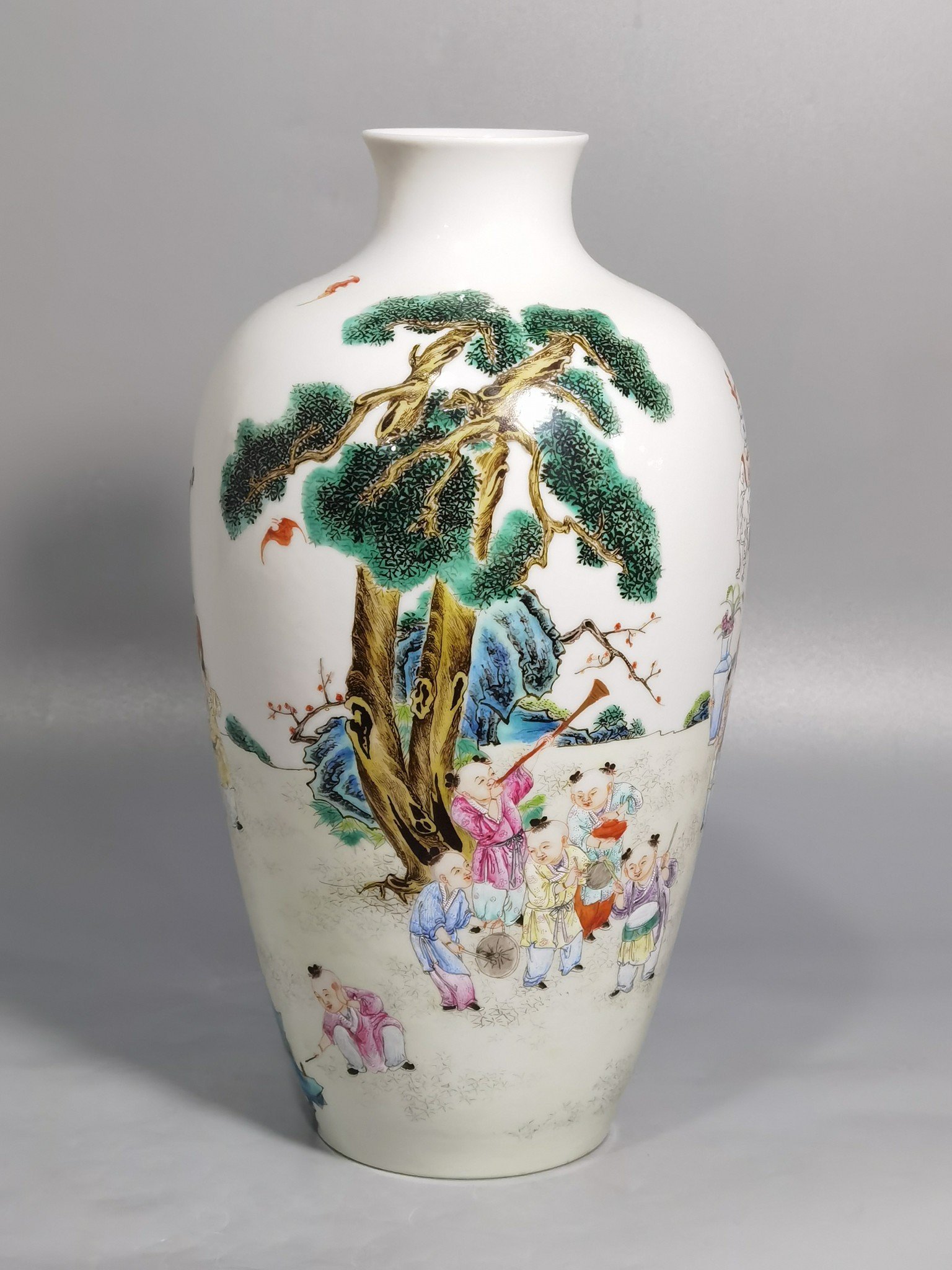 Qing Dynasty Hongxian year thin-bodied pastel-painted vase