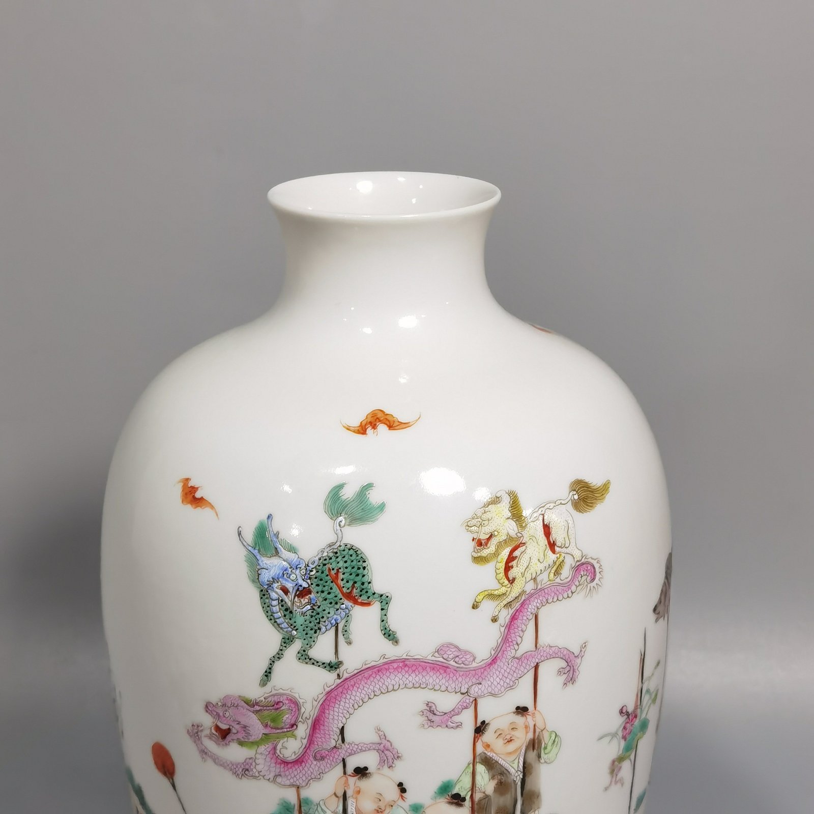 Qing Dynasty Hongxian year thin-bodied pastel-painted vase
