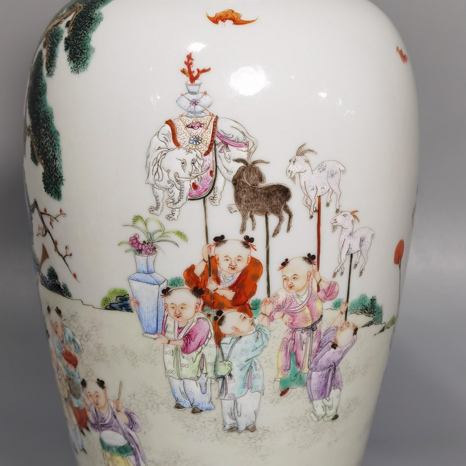 Qing Dynasty Hongxian year thin-bodied pastel-painted vase
