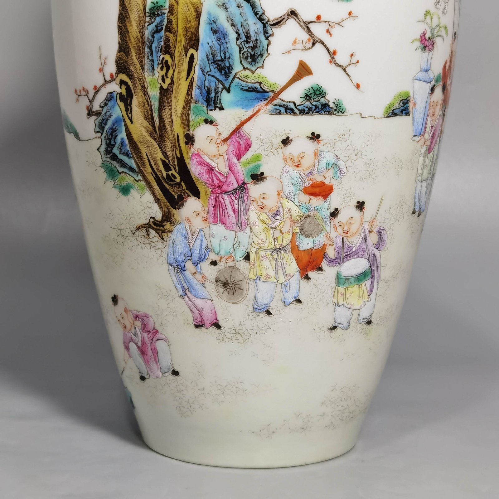 Qing Dynasty Hongxian year thin-bodied pastel-painted vase