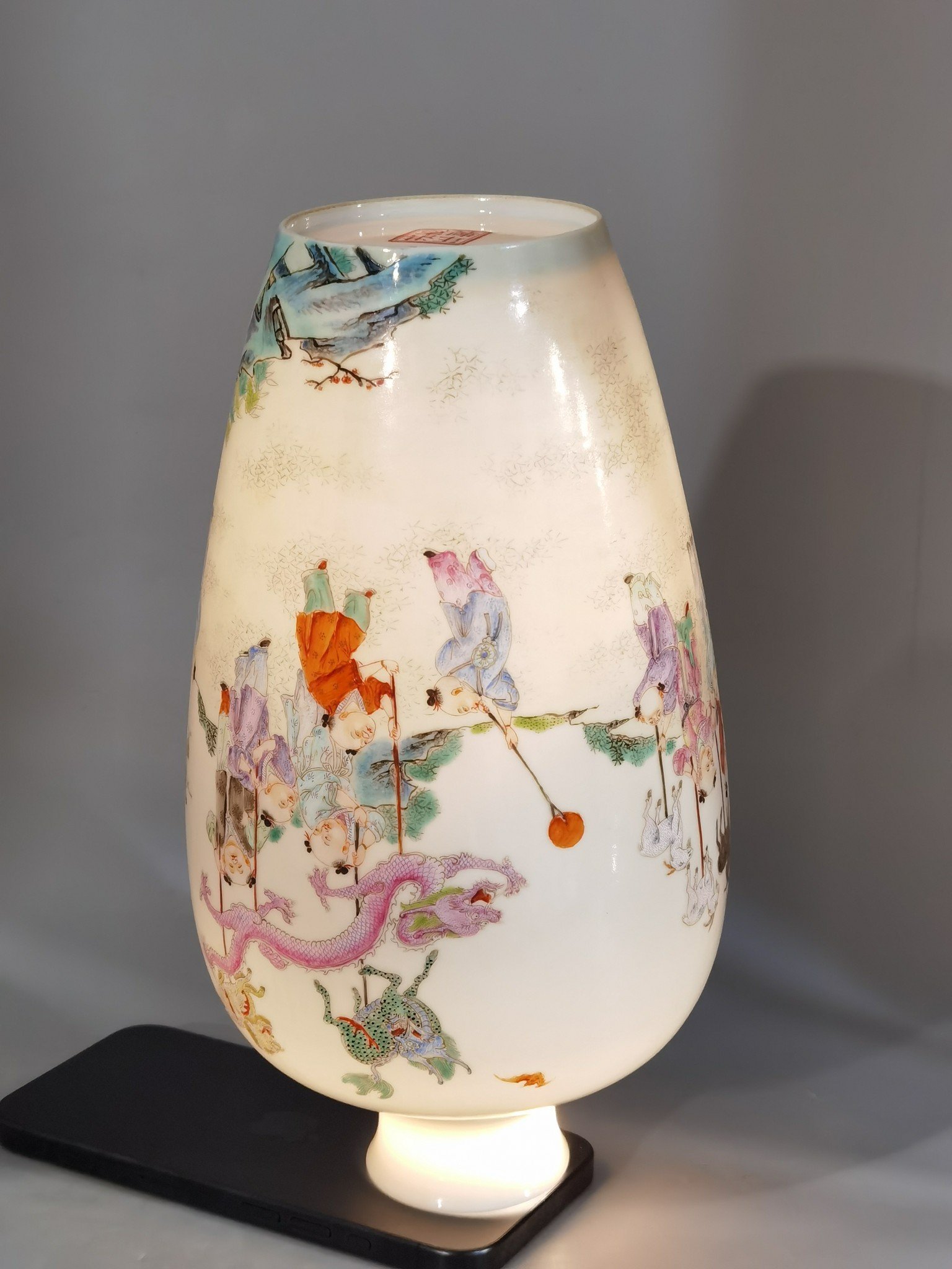 Qing Dynasty Hongxian year thin-bodied pastel-painted vase