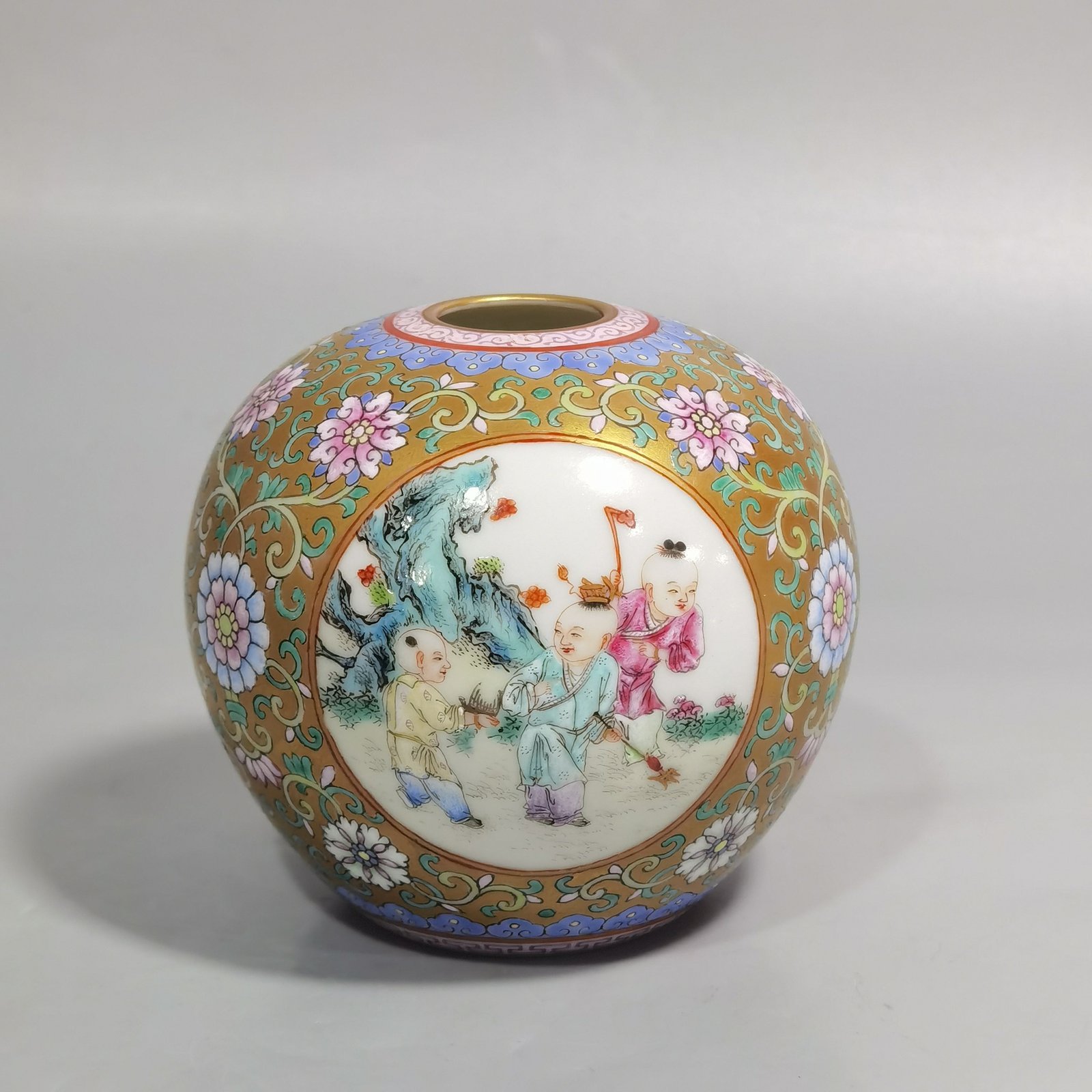 Qing Dynasty Hongxian year Gemdale pink color window baby play basin