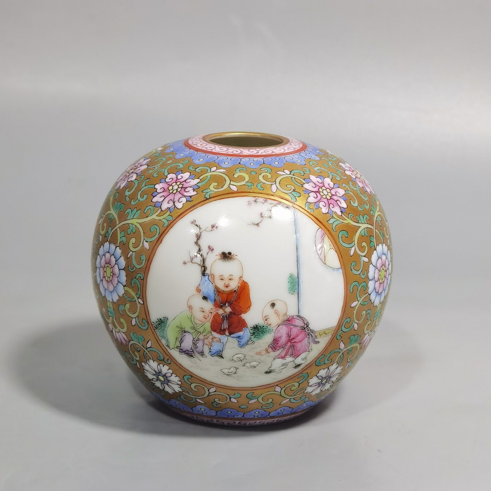 Qing Dynasty Hongxian year Gemdale pink color window baby play basin