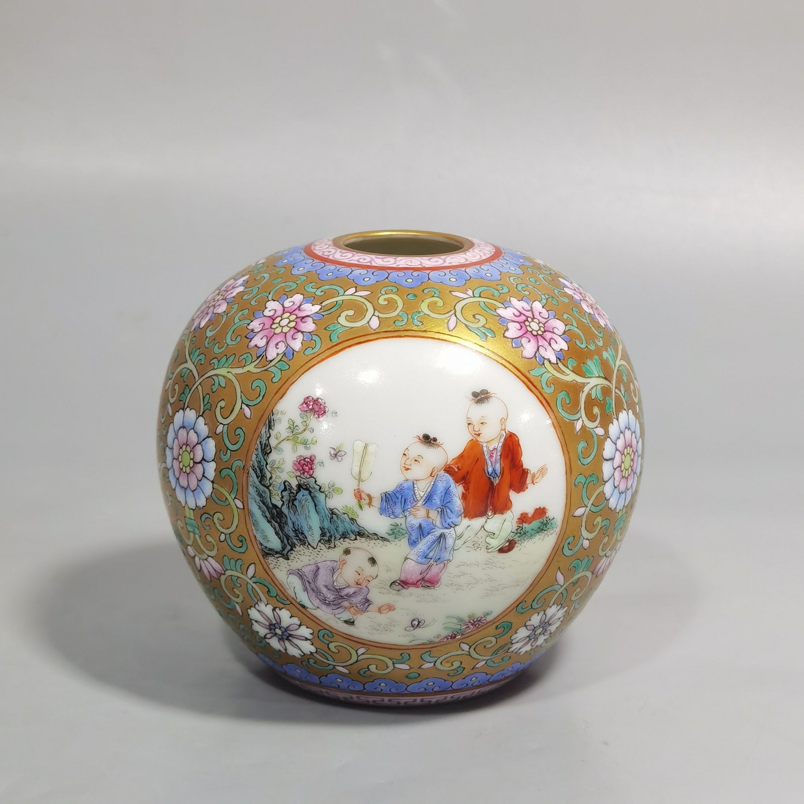 Qing Dynasty Hongxian year Gemdale pink color window baby play basin