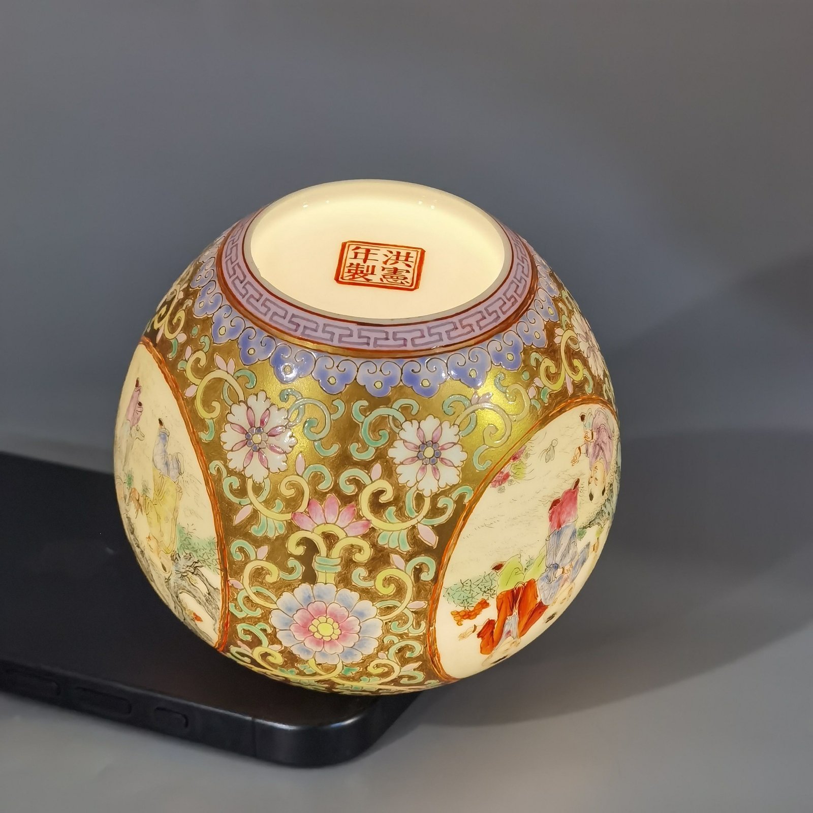 Qing Dynasty Hongxian year Gemdale pink color window baby play basin
