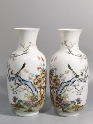 Qing Dynasty Hongxian pair of thin-bodied pastel flower and bird vases