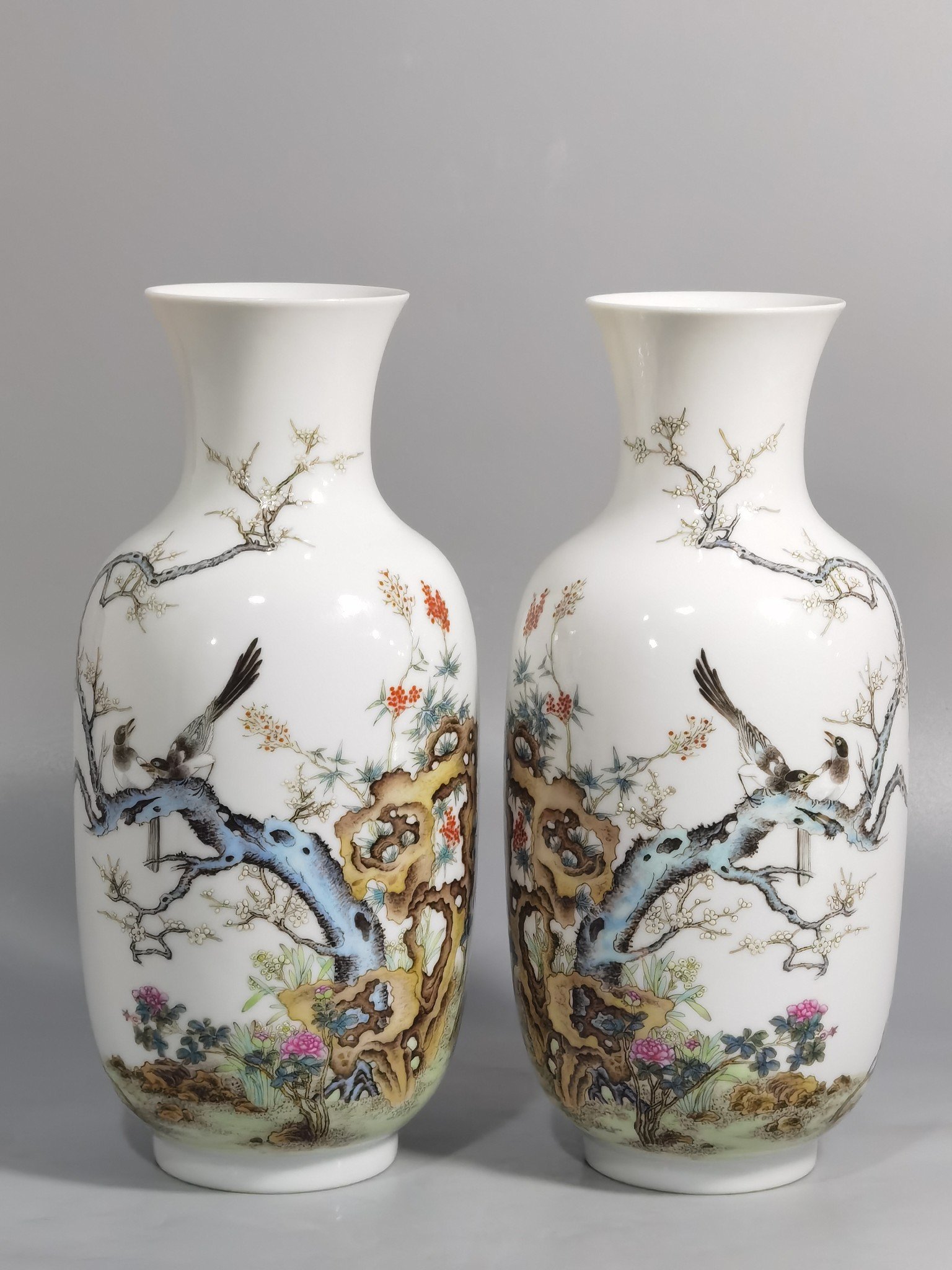 Qing Dynasty Hongxian pair of thin-bodied pastel flower and bird vases