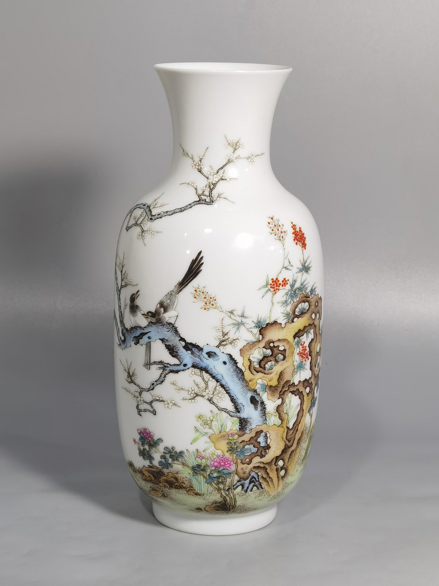 Qing Dynasty Hongxian pair of thin-bodied pastel flower and bird vases