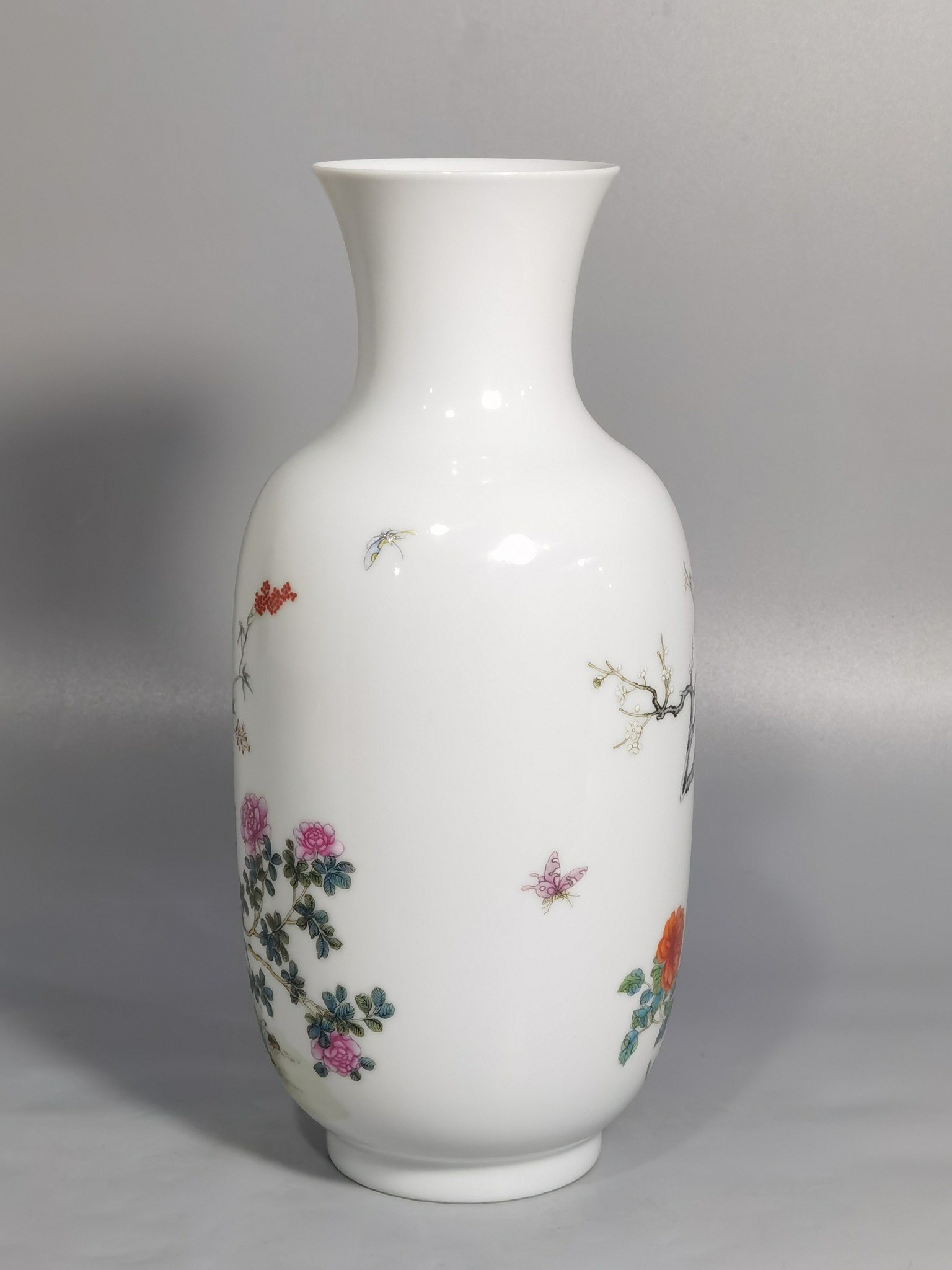 Qing Dynasty Hongxian pair of thin-bodied pastel flower and bird vases