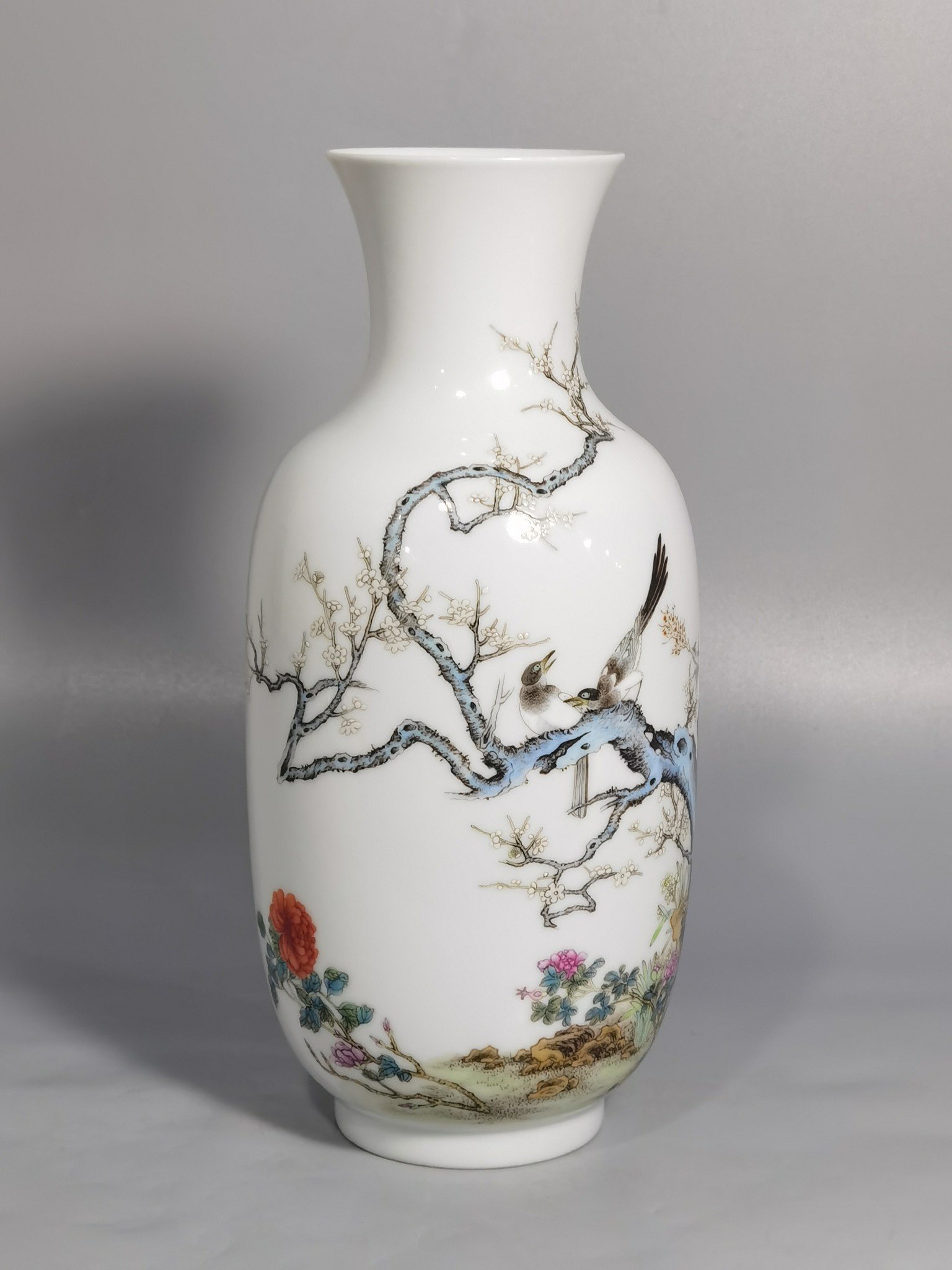 Qing Dynasty Hongxian pair of thin-bodied pastel flower and bird vases