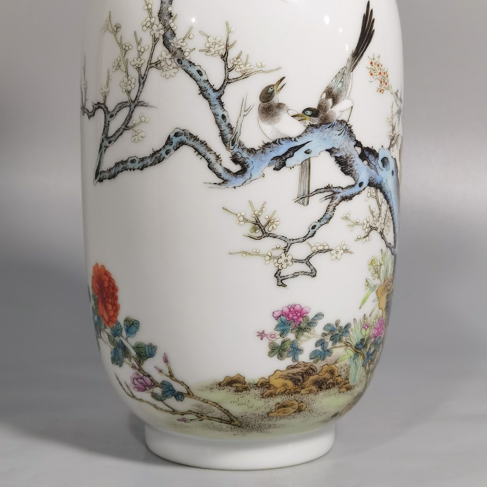 Qing Dynasty Hongxian pair of thin-bodied pastel flower and bird vases