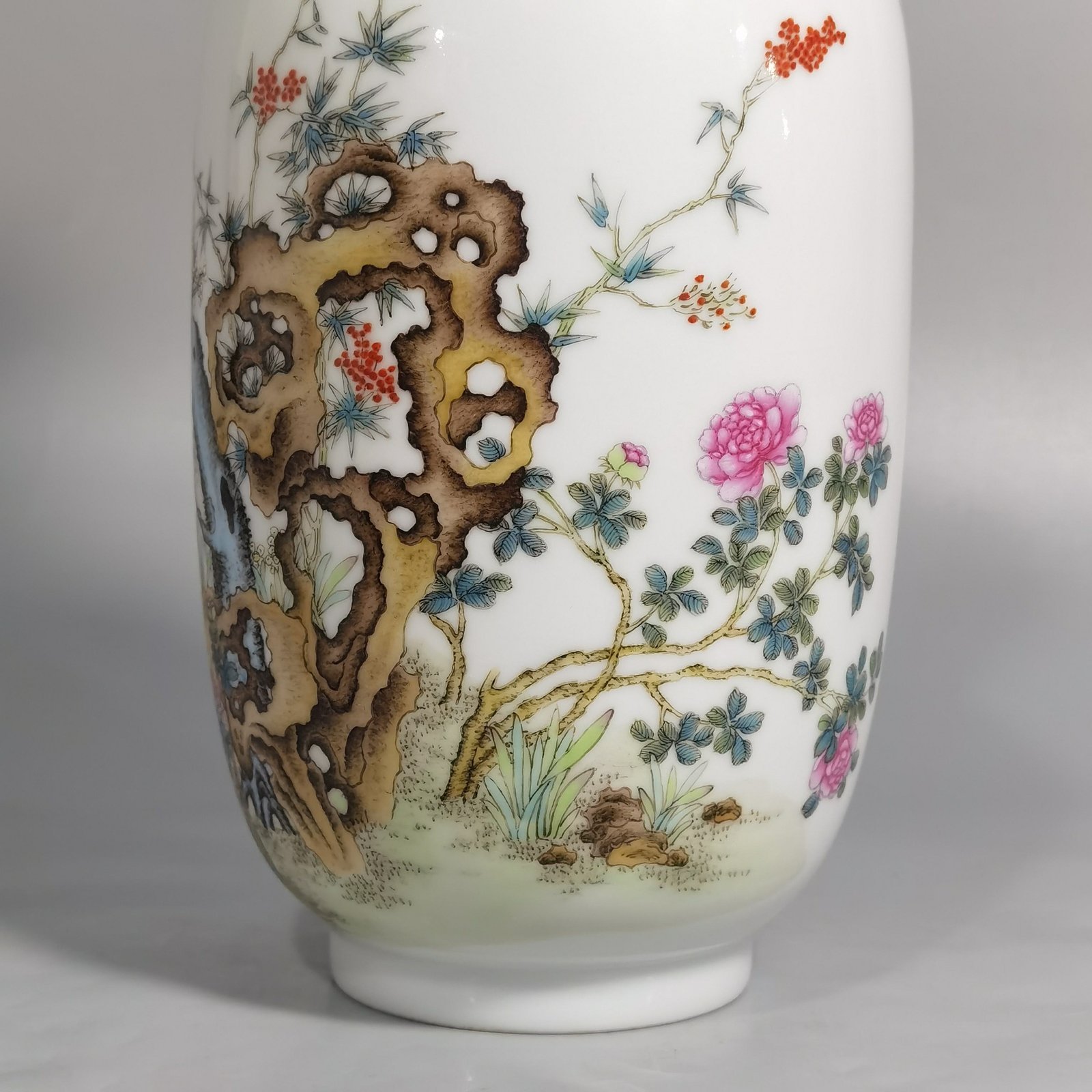 Qing Dynasty Hongxian pair of thin-bodied pastel flower and bird vases