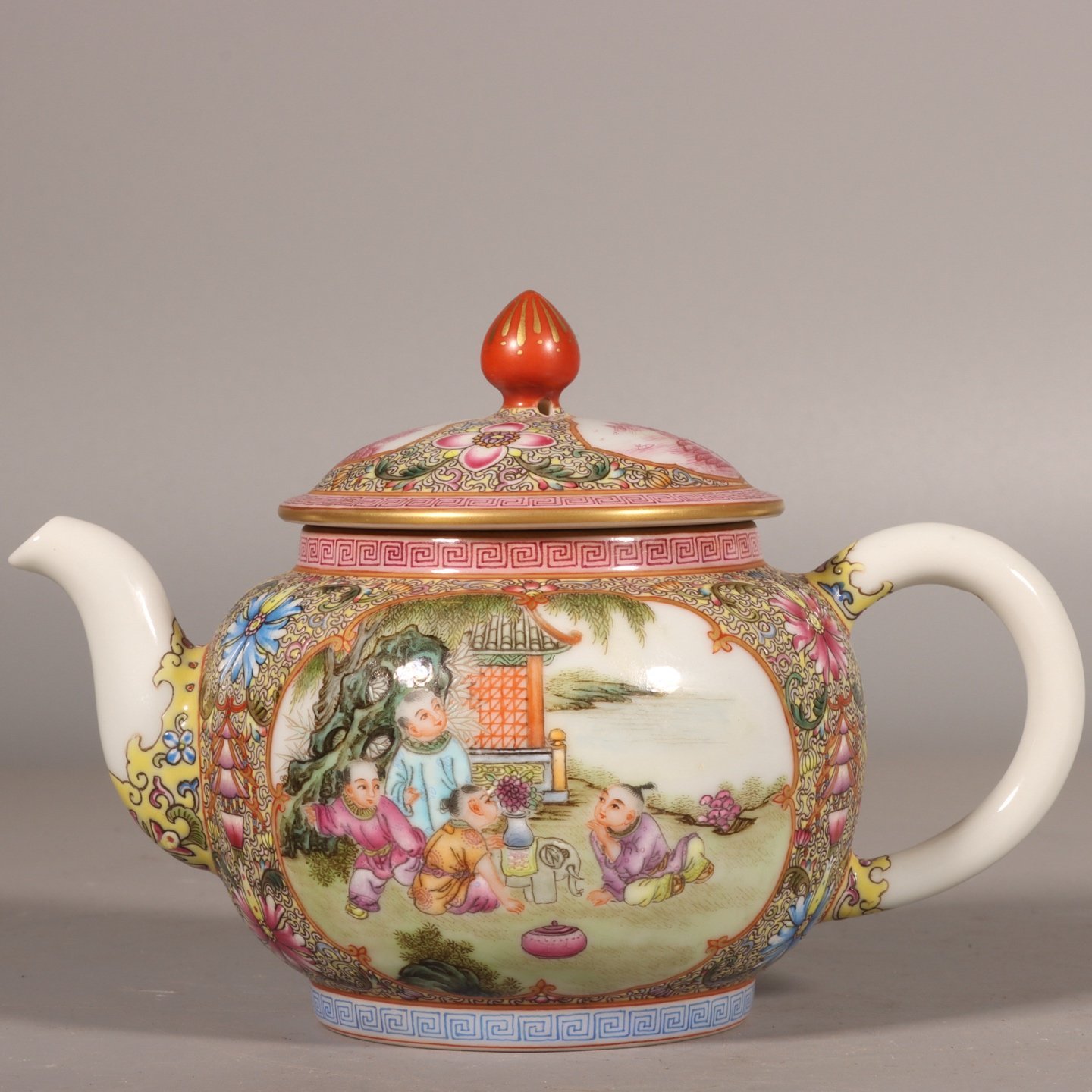 Qing Dynasty Qianlong Gu Yuexuan opened the window and the baby played with the pot