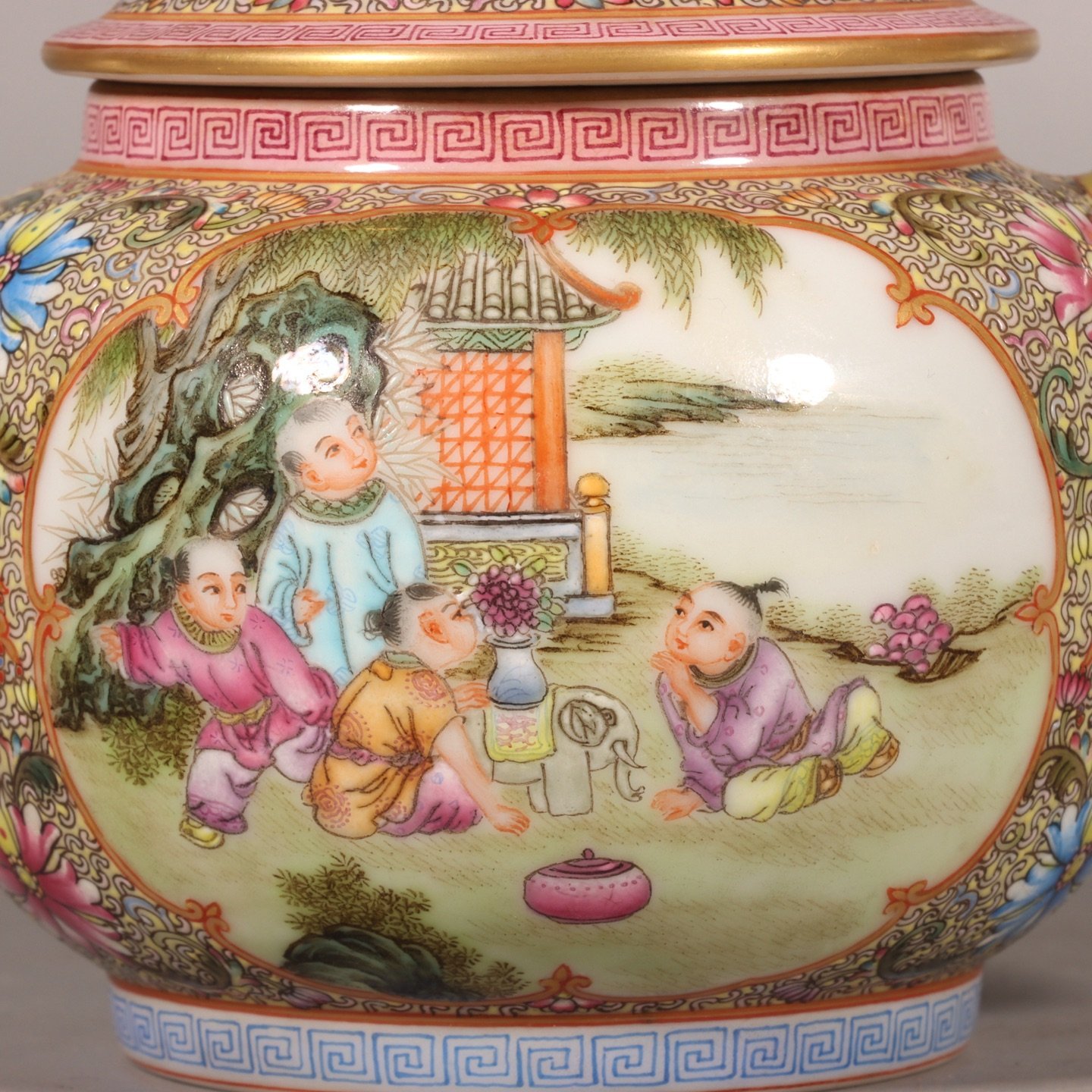 Qing Dynasty Qianlong Gu Yuexuan opened the window and the baby played with the pot