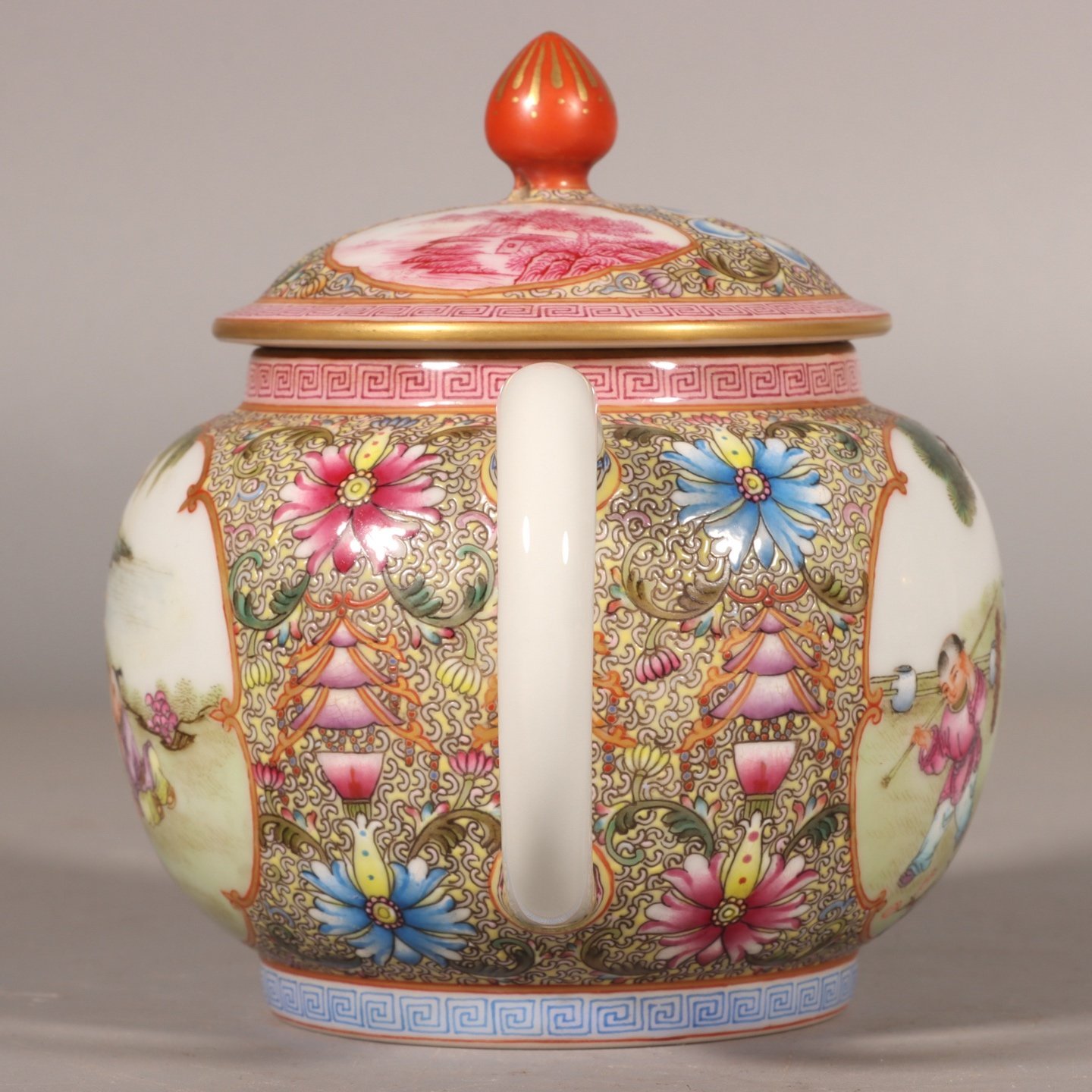 Qing Dynasty Qianlong Gu Yuexuan opened the window and the baby played with the pot