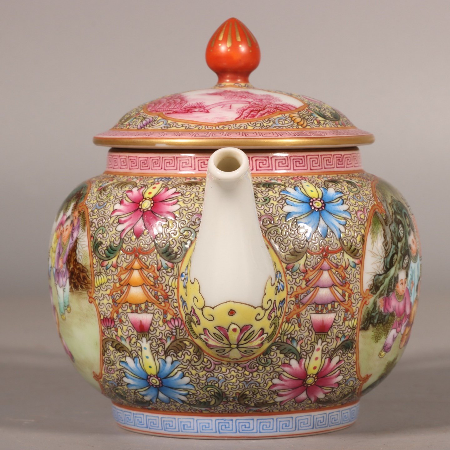 Qing Dynasty Qianlong Gu Yuexuan opened the window and the baby played with the pot